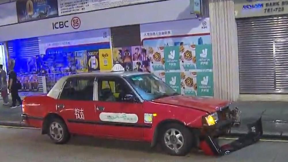 一輛的士車頭損毀,泵把飛脫。(電視截圖)