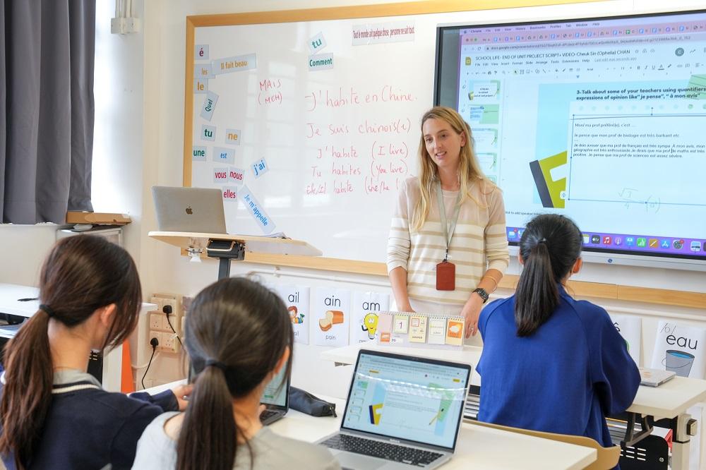 學生七年級開始學習第三語言,包括法文或西班牙文。