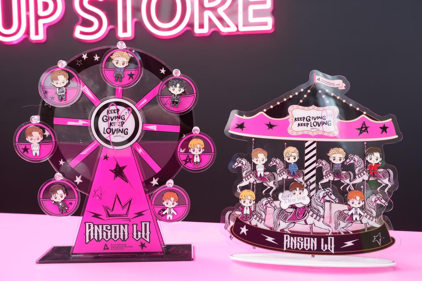 (左)襟章亞加力膠底版（摩天輪款）$ 108；(右)襟章亞加力膠底版（旋轉木馬款）$ 98