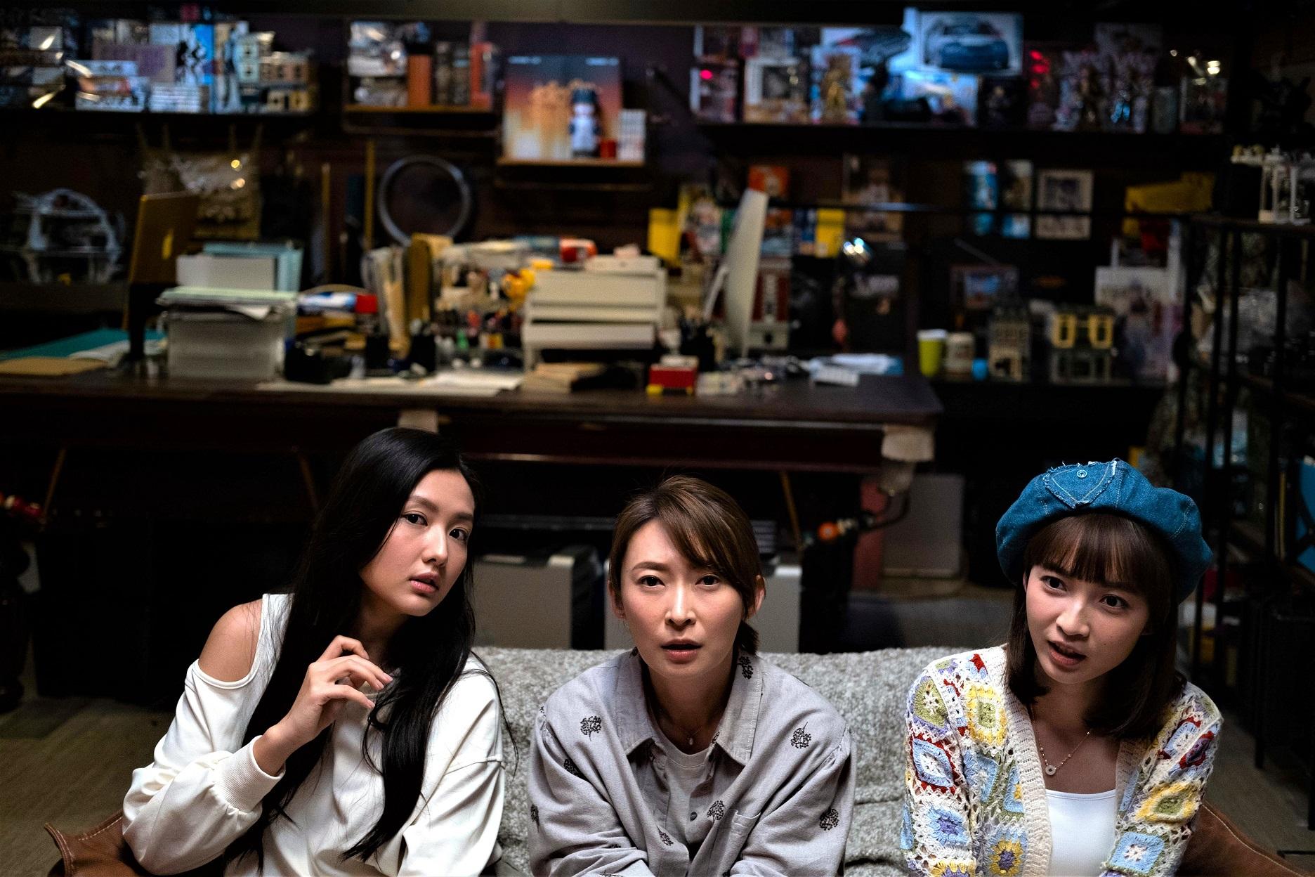 譚旻萱、周家怡、郭思向ERROR四子的傊探社「陰目偵信」求助。