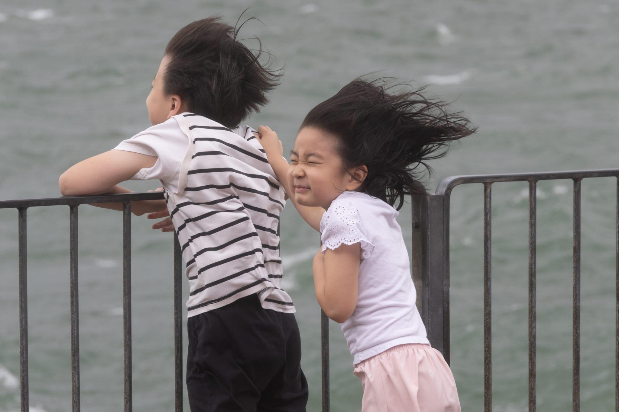 有小朋友頭髮被風吹起。(蘇文傑攝)