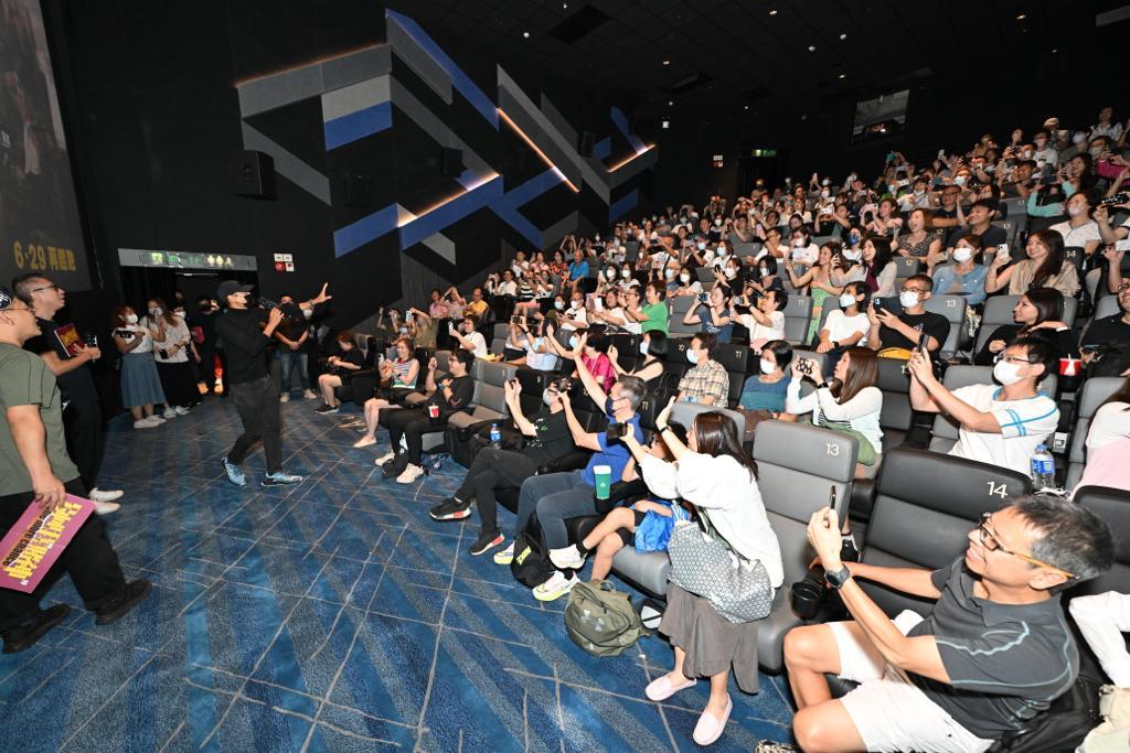 觀眾反應應烈,大聲祝願發哥身體健康。