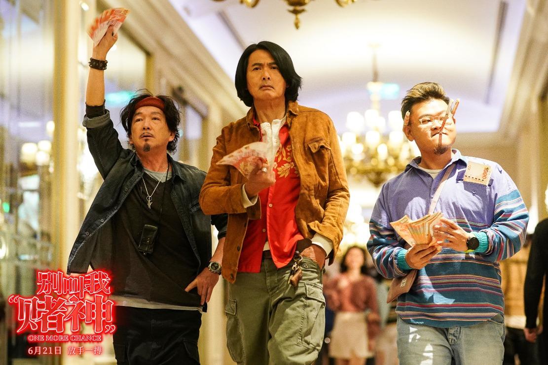 白只(右)在電影《別叫我「賭神」》首度與影帝周潤發(中)及已故金像男配角廖啟智(左)合作。(《別叫我「賭神」》電影海報)