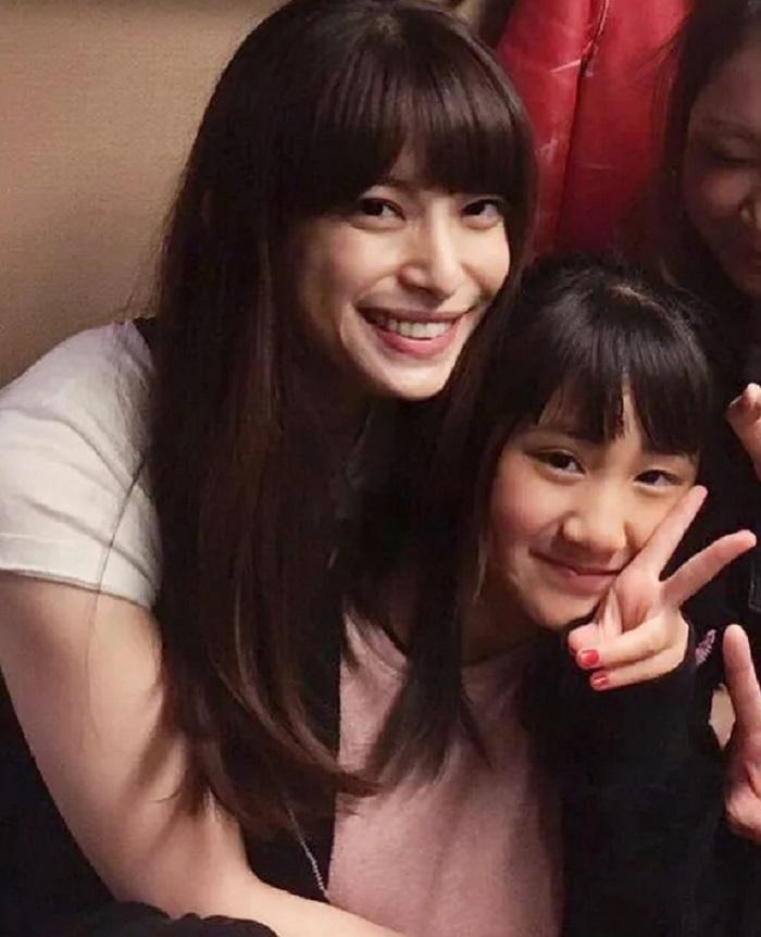 富永曾與上原多香子合作舞台劇。