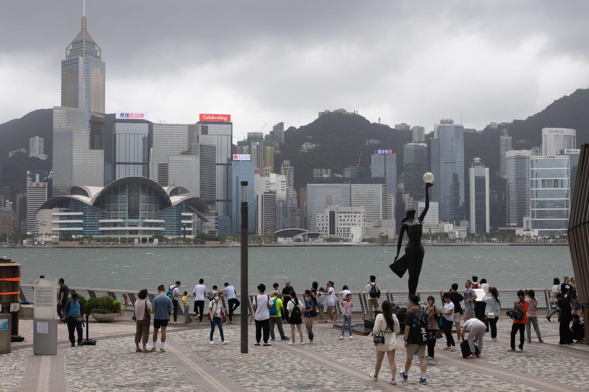 八號風球下巿民無懼風浪到尖沙咀岸邊觀浪。(蘇文傑攝)