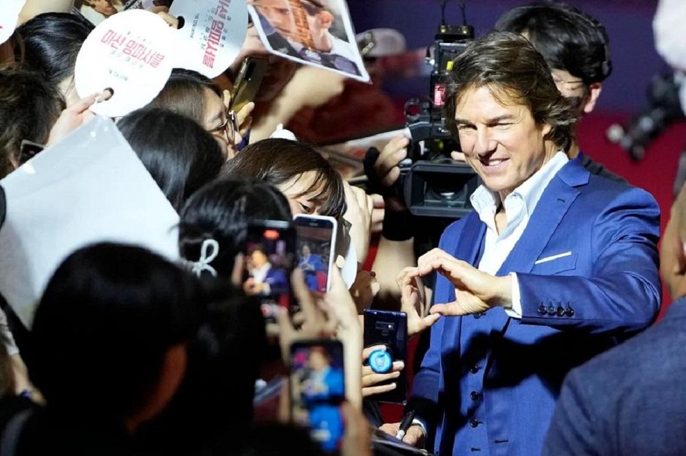 阿湯在首爾宣傳,與粉絲玩合體心心。