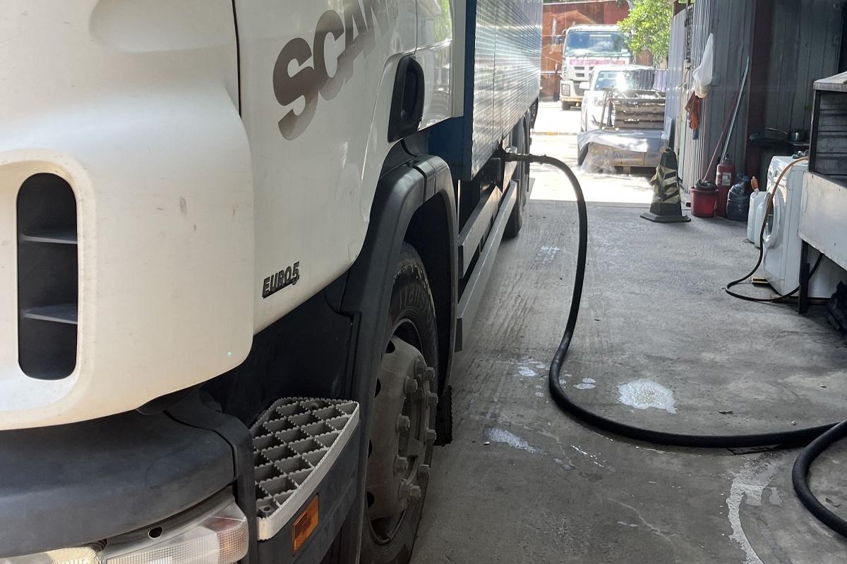 消防處在天水圍搗破兩個非法加油站,檢獲逾5萬公升柴油及發現大批入油工具。(消防處提供)