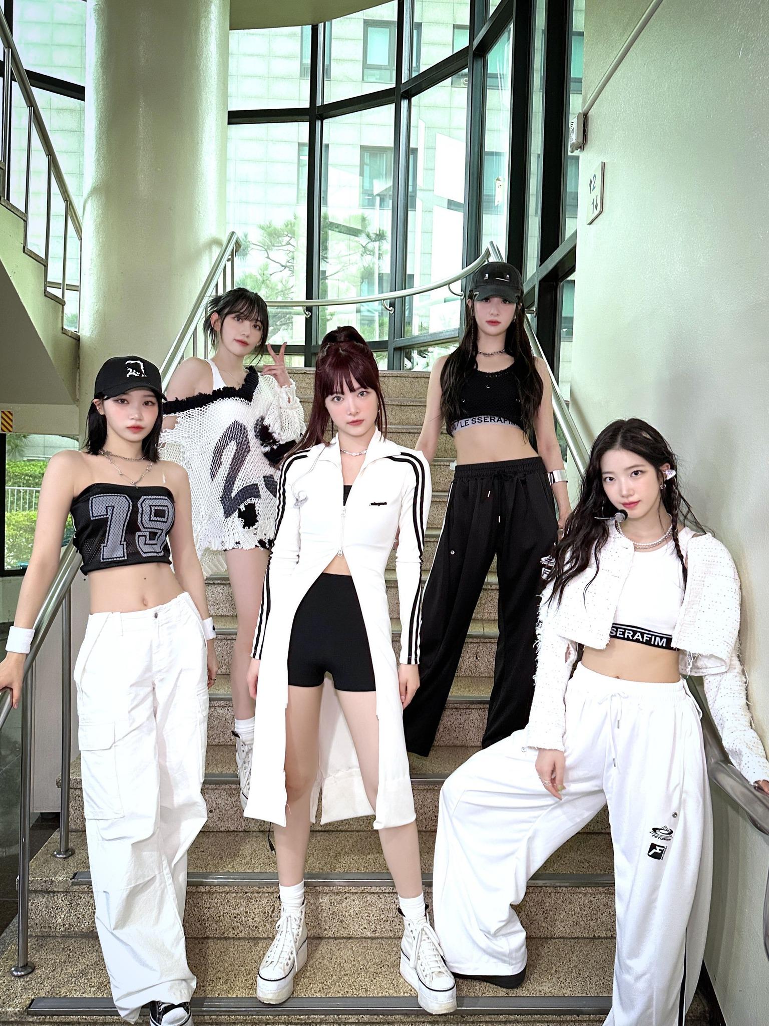 以宮脇咲良(左二)為首的LE SSERAFIM,去年5月出道,在國際樂壇愈撈愈掂。