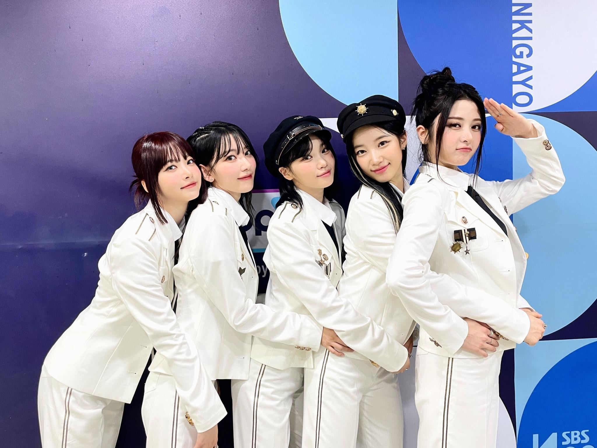 以宮脇咲良(左二)為首的LE SSERAFIM,去年5月出道,在國際樂壇愈撈愈掂。