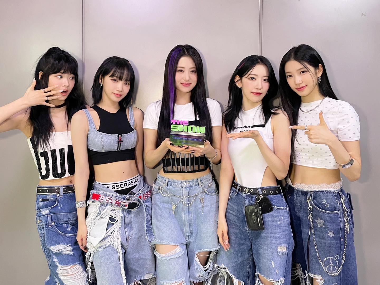 以宮脇咲良(左二)為首的LE SSERAFIM,去年5月出道,在國際樂壇愈撈愈掂。