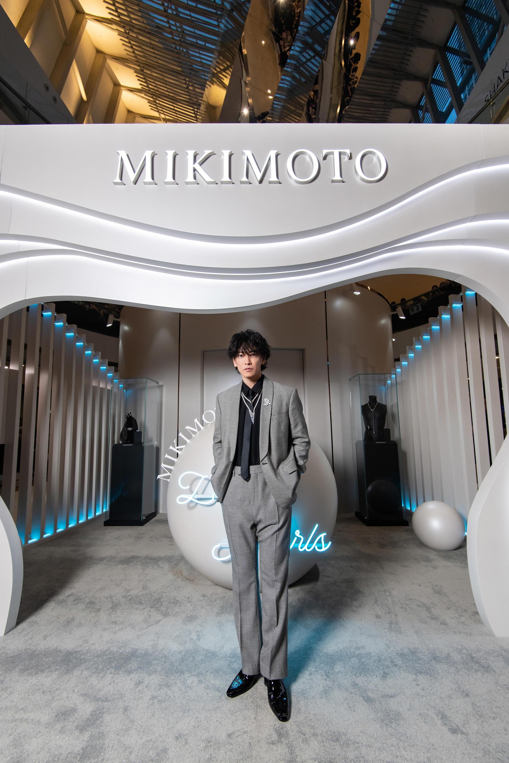 佐藤健出席MIKIMOTO ifc mall 130周年期間限定店《A LOVE LETTER TO THE SEA.》開幕。