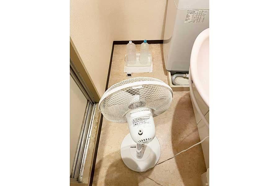 大暑|日本室內降溫實驗開始一小時後:由於溫度與濕度均無變化,工作人員開始用電風扇對著膠樽吹,其後氣溫稍降至24.2°C,濕度升至66%。