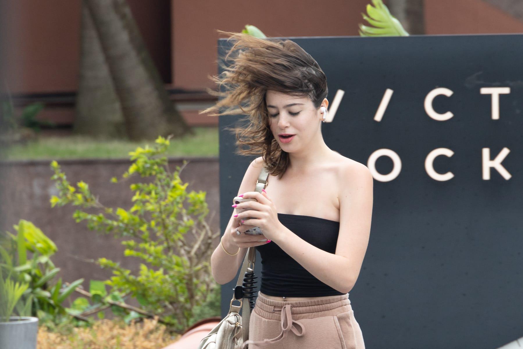 有洋婦的頭髮被大風吹散。(蘇文傑攝)