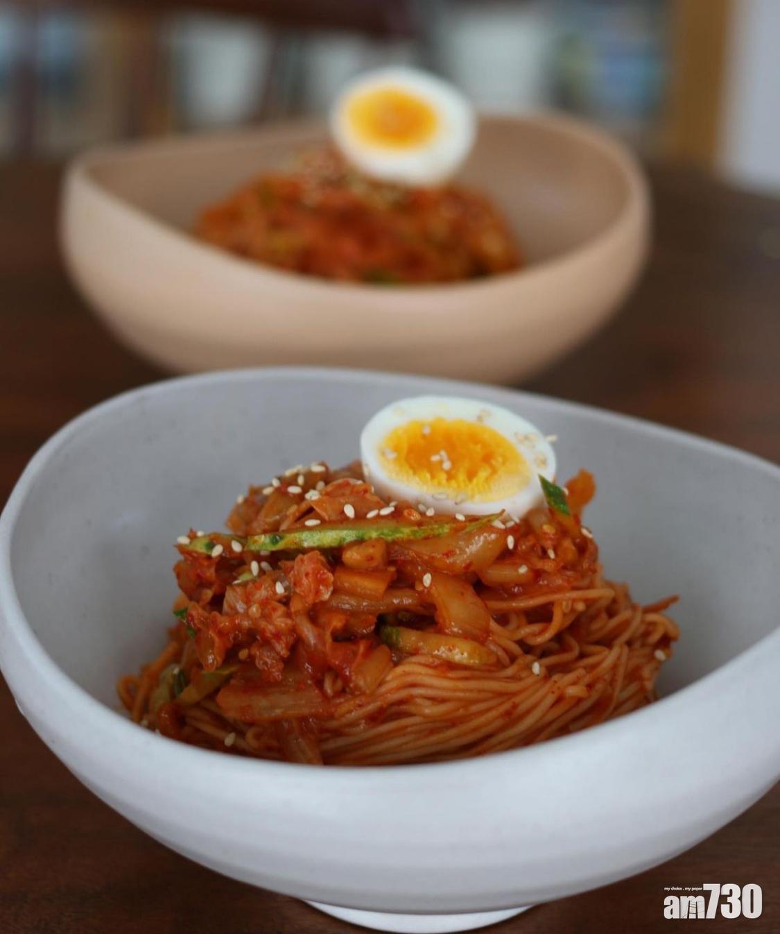 拌麵食譜|韓國人喜歡吃韓式拌麵加入泡菜和雞蛋就更添韓國風味。(Instagram@jmom_table)