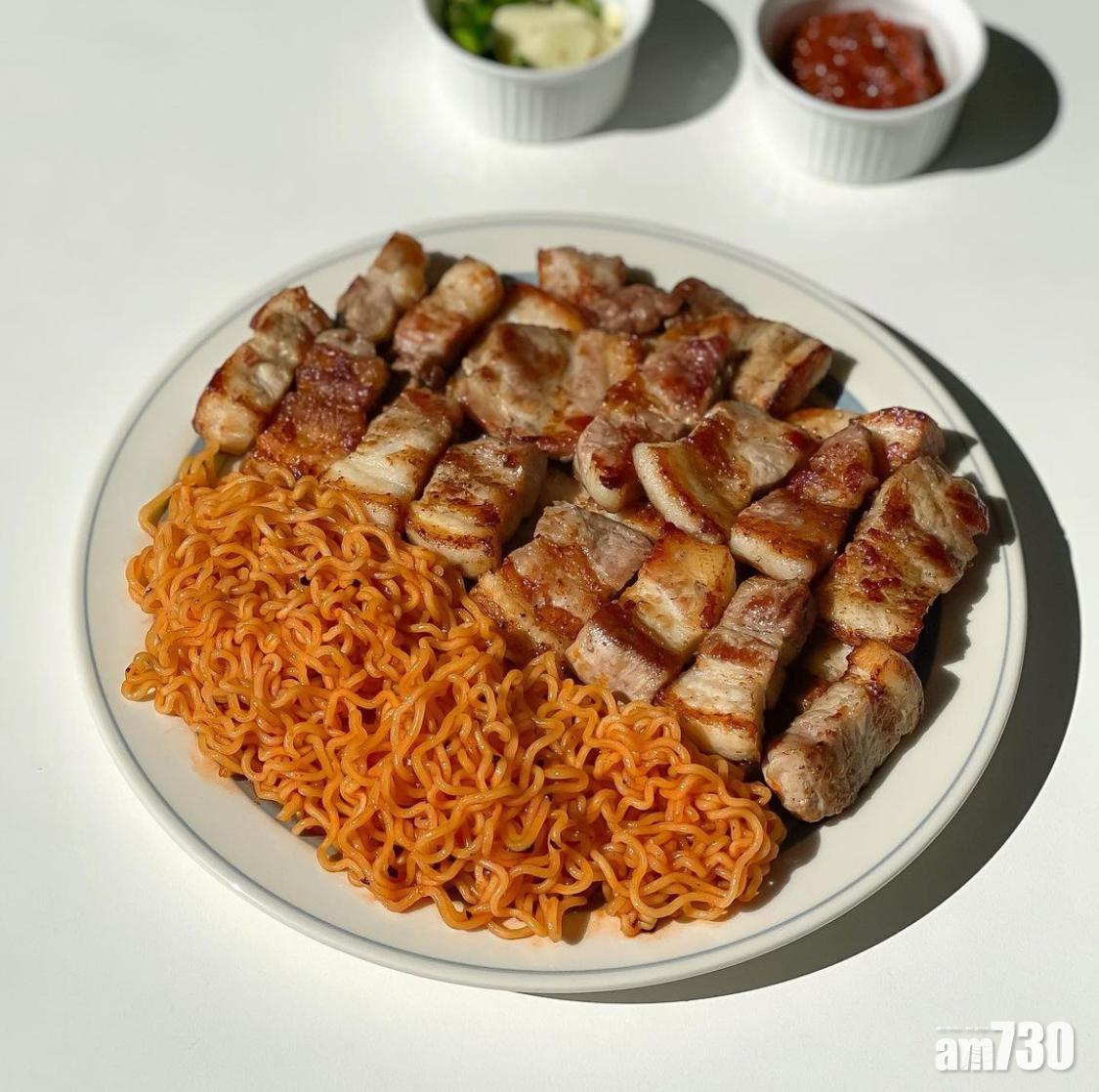 拌麵食譜|韓國人喜歡吃韓式拌麵是配上五花肉一起食用。(Instagram@hyuk419)