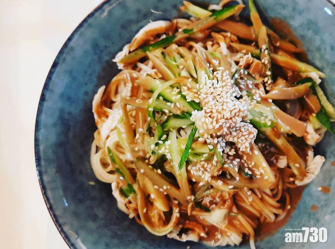 拌麵食譜|麻醬拌麵可加入青瓜絲和雞絲一起食用,配搭感十足。(Instagram@s.h.a.r.o.n.l.a.m)