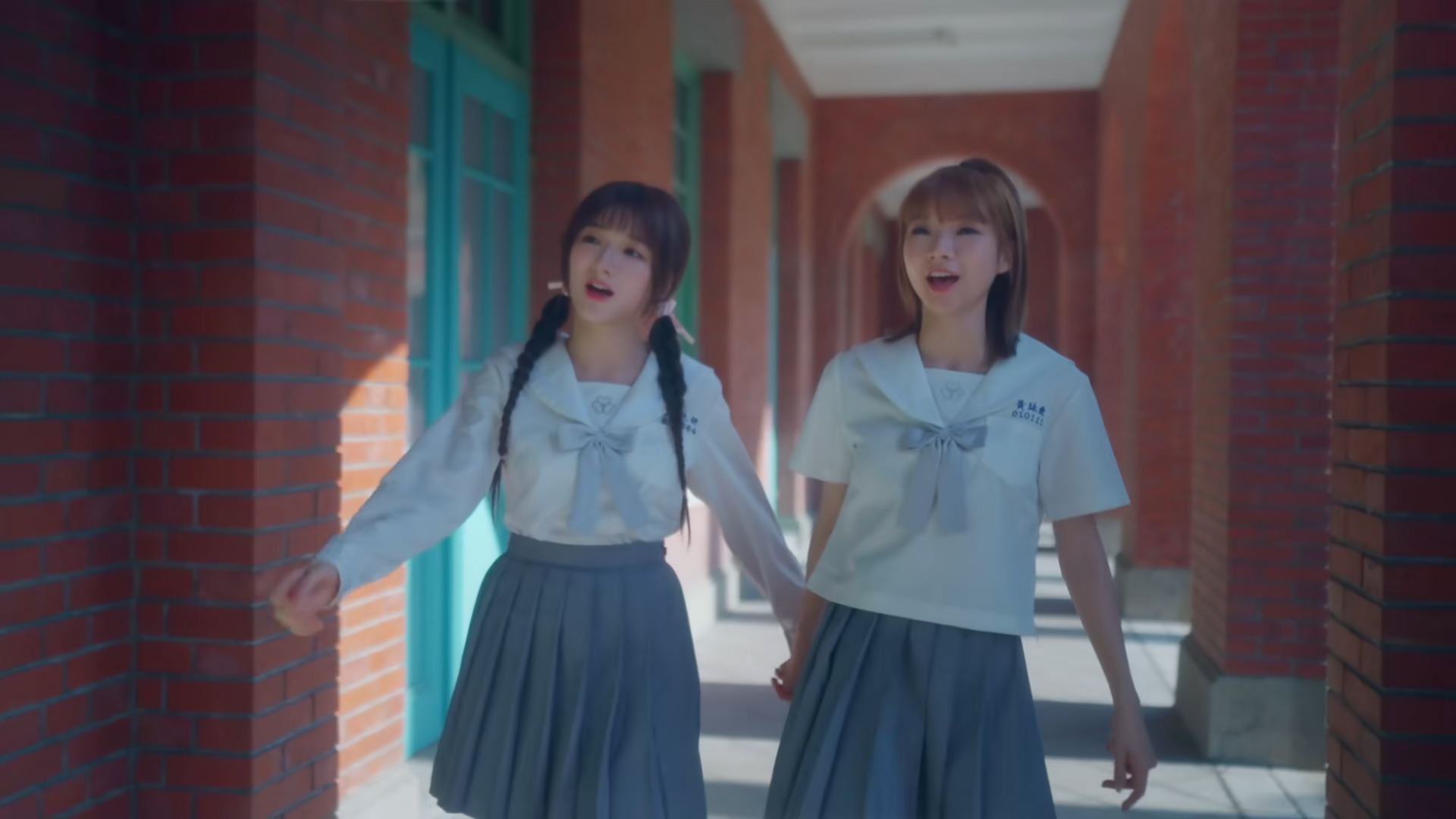 Lolly Talk 《四方帽之約》走校園風。