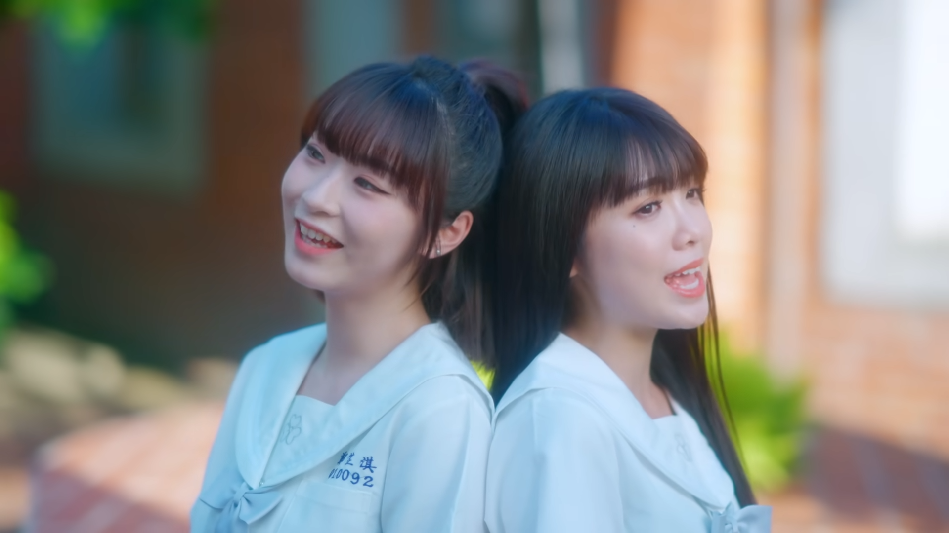 Lolly Talk 《四方帽之約》走校園風。