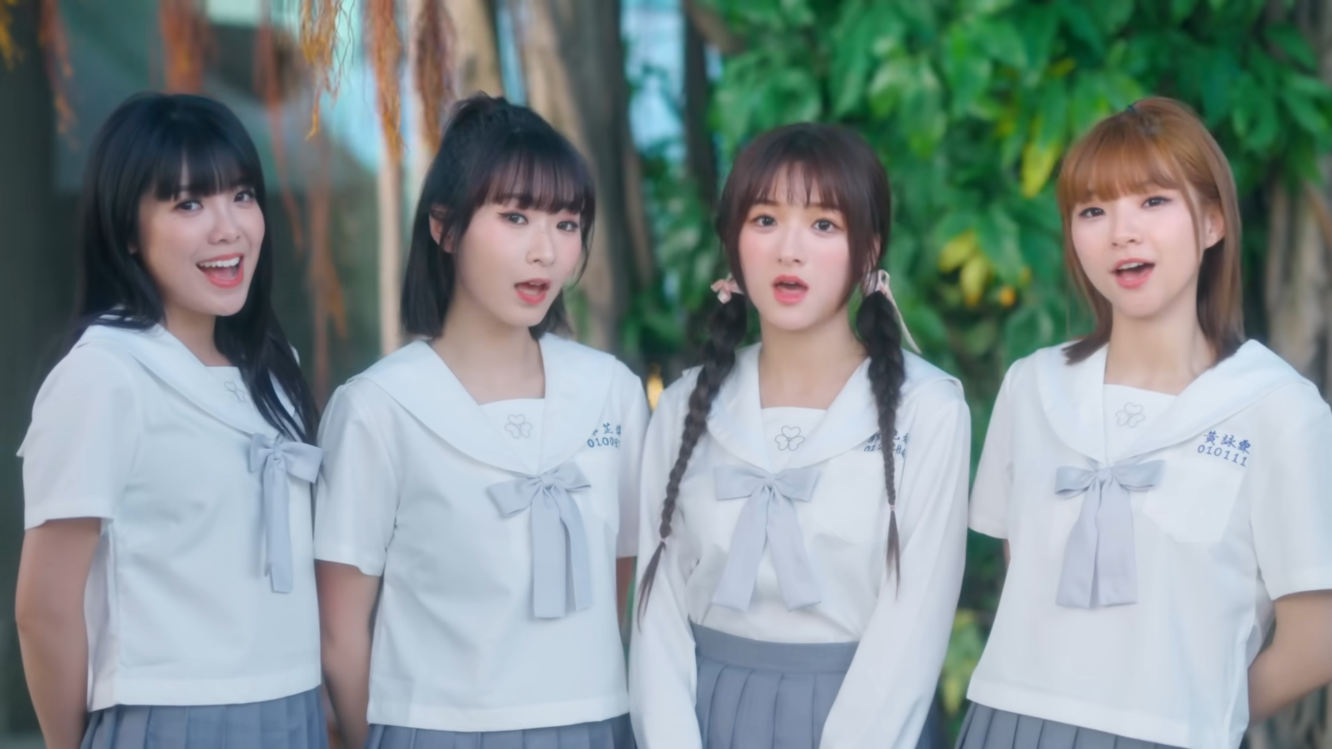 Lolly Talk 《四方帽之約》走校園風。