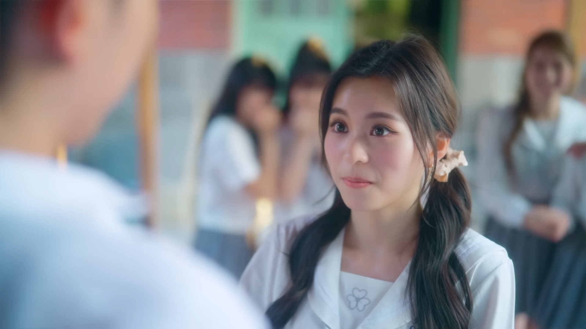 Lolly Talk 《四方帽之約》走校園風。