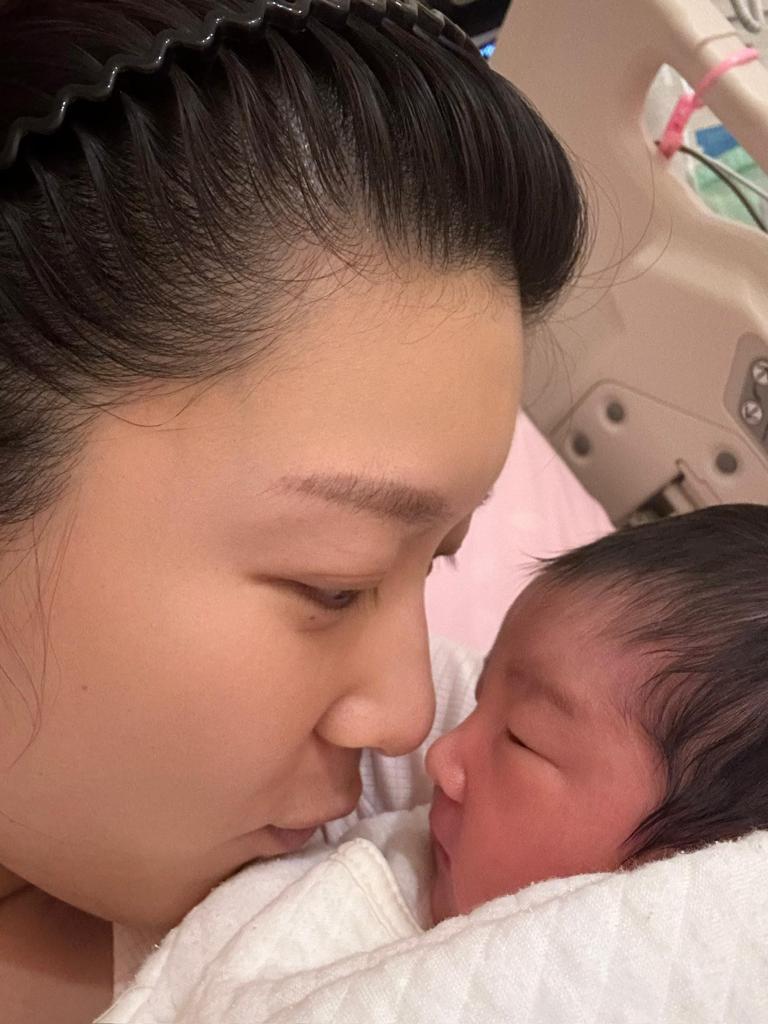 余香凝表示重7.7磅B仔已順利出世。