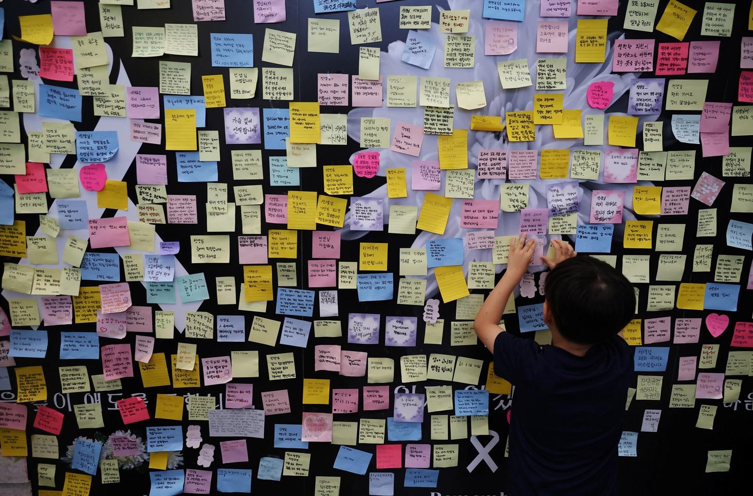 南韓一名教師疑不堪壓力自殺,民眾周一在首爾集會悼念及抗議。(路透社)