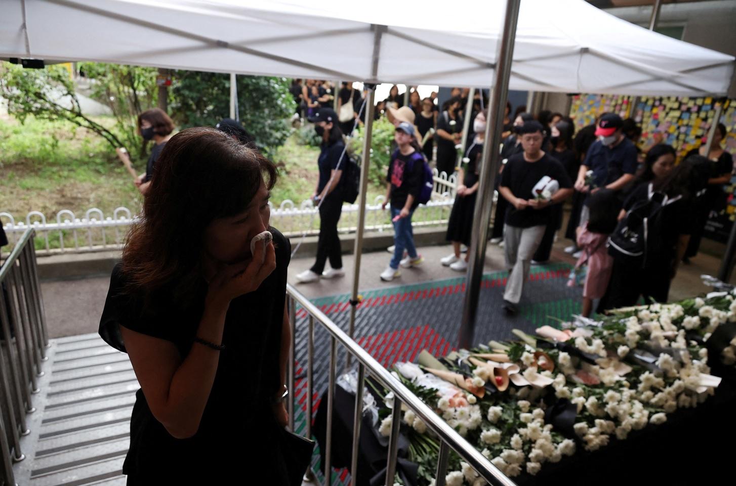 南韓一名教師疑不堪壓力自殺,民眾周一在首爾集會悼念及抗議。(路透社)