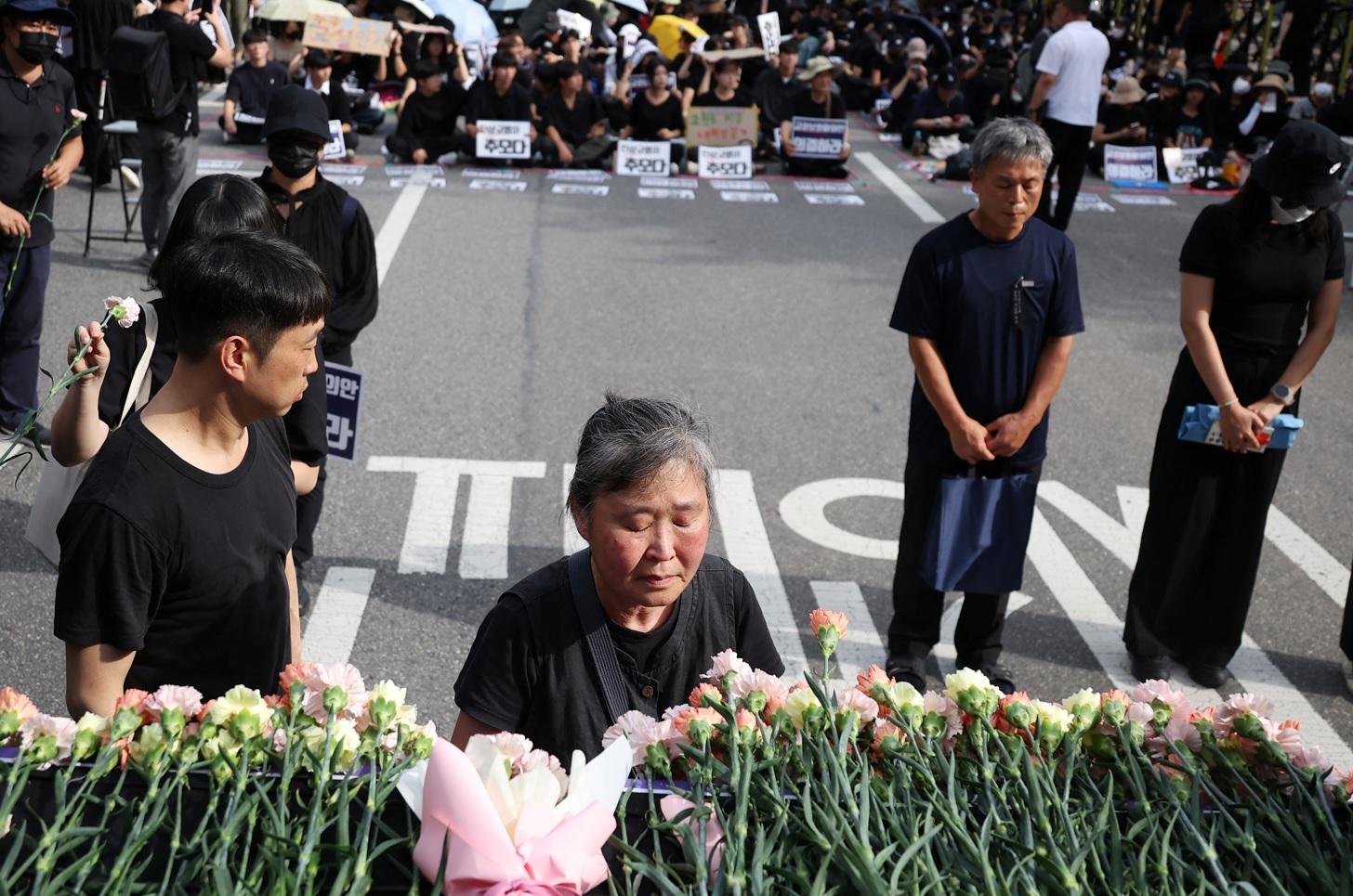 南韓一名教師疑不堪壓力自殺,民眾周一在首爾集會悼念及抗議。(路透社)