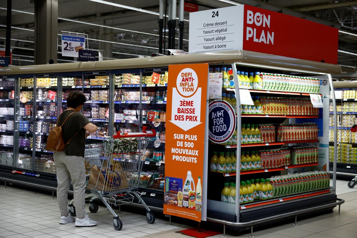 巴黎家樂福「抗通脹產品」宣傳牌。(資料圖片)