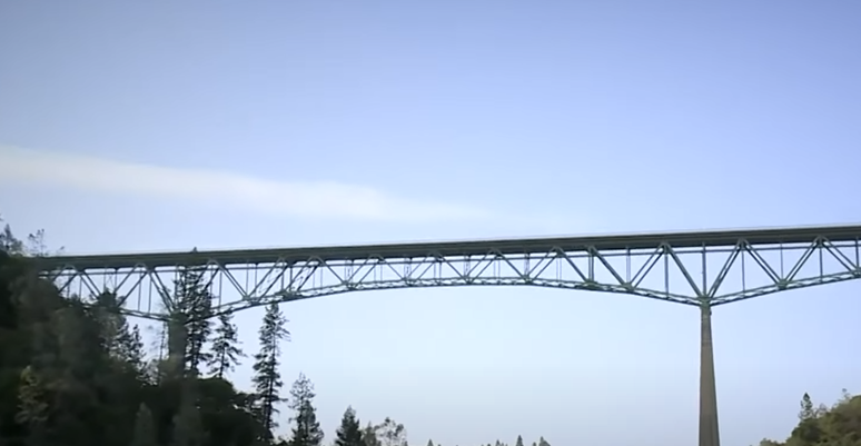 Foresthill Bridge高222米,長740米,在1973年落成