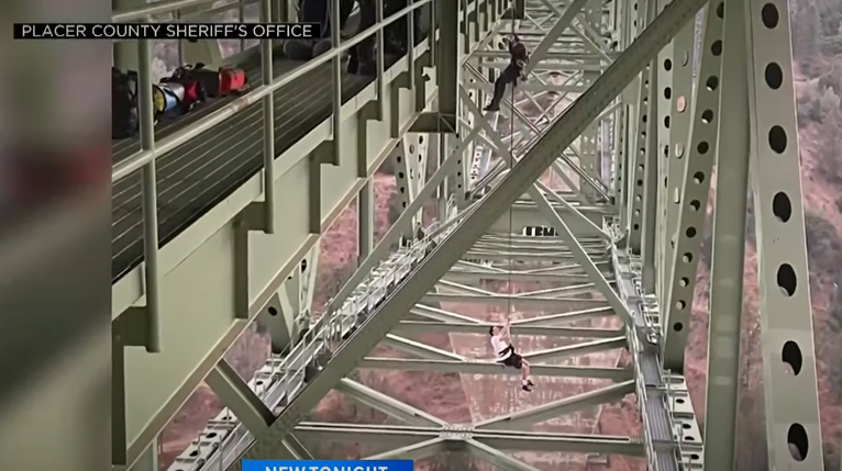 加州19歲少年Foresthill Bridge打鞦韆受困半空 警察消防冒險垂吊救人