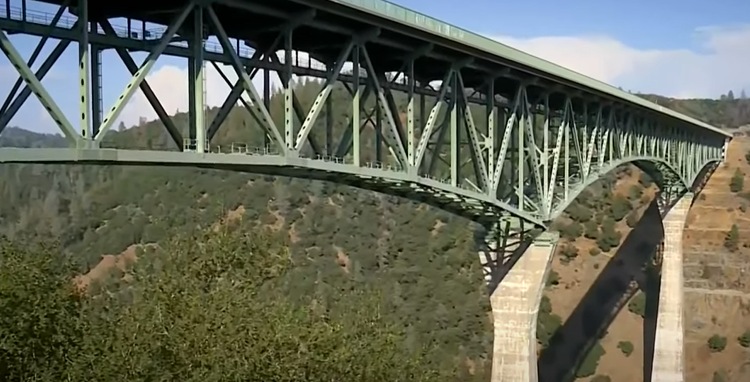 Foresthill Bridge高222米,長740米,在1973年落成