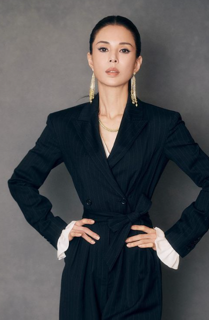 57歲李若彤可算是不老小龍女。(李若彤微博)