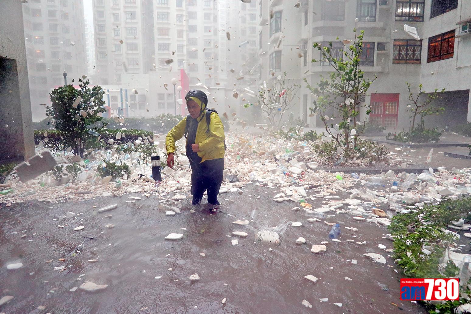 山竹颱風回顧|杏花邨水浸成重災區 上班男走向橫臥塌樹 (多圖)