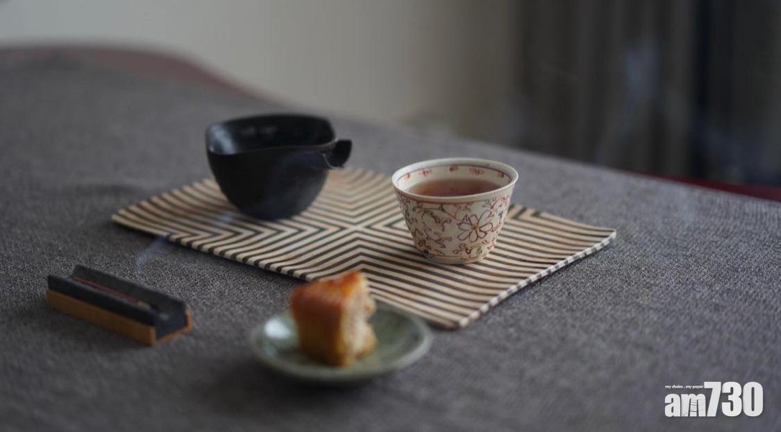 中秋節|鹹蛋蓮蓉月餅適合配上大紅袍一起食用。