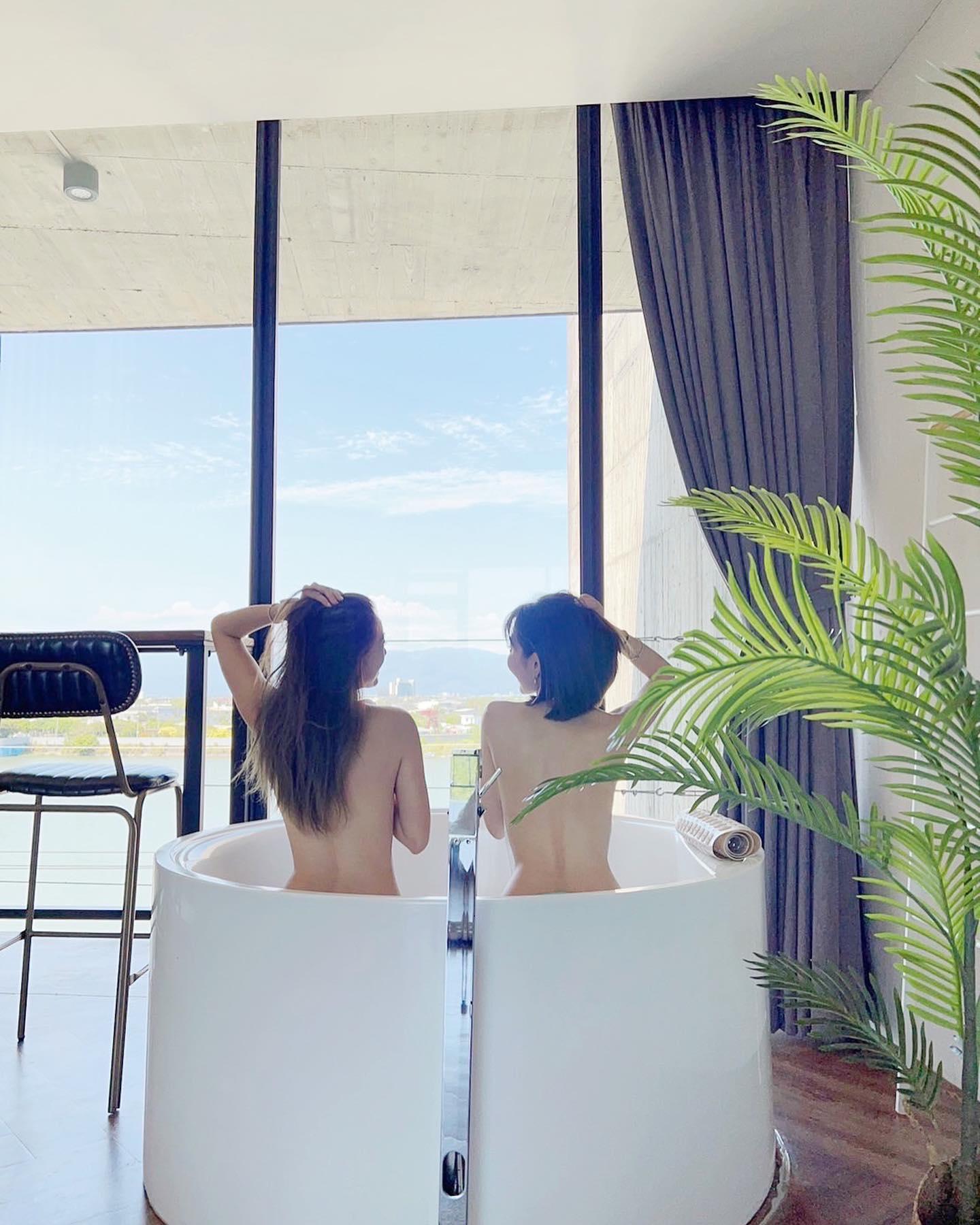 羅巧倫、林韋君鴛鴦浴靚背示人 網民大讚八點檔女神「S曲線」。(羅巧倫IG)