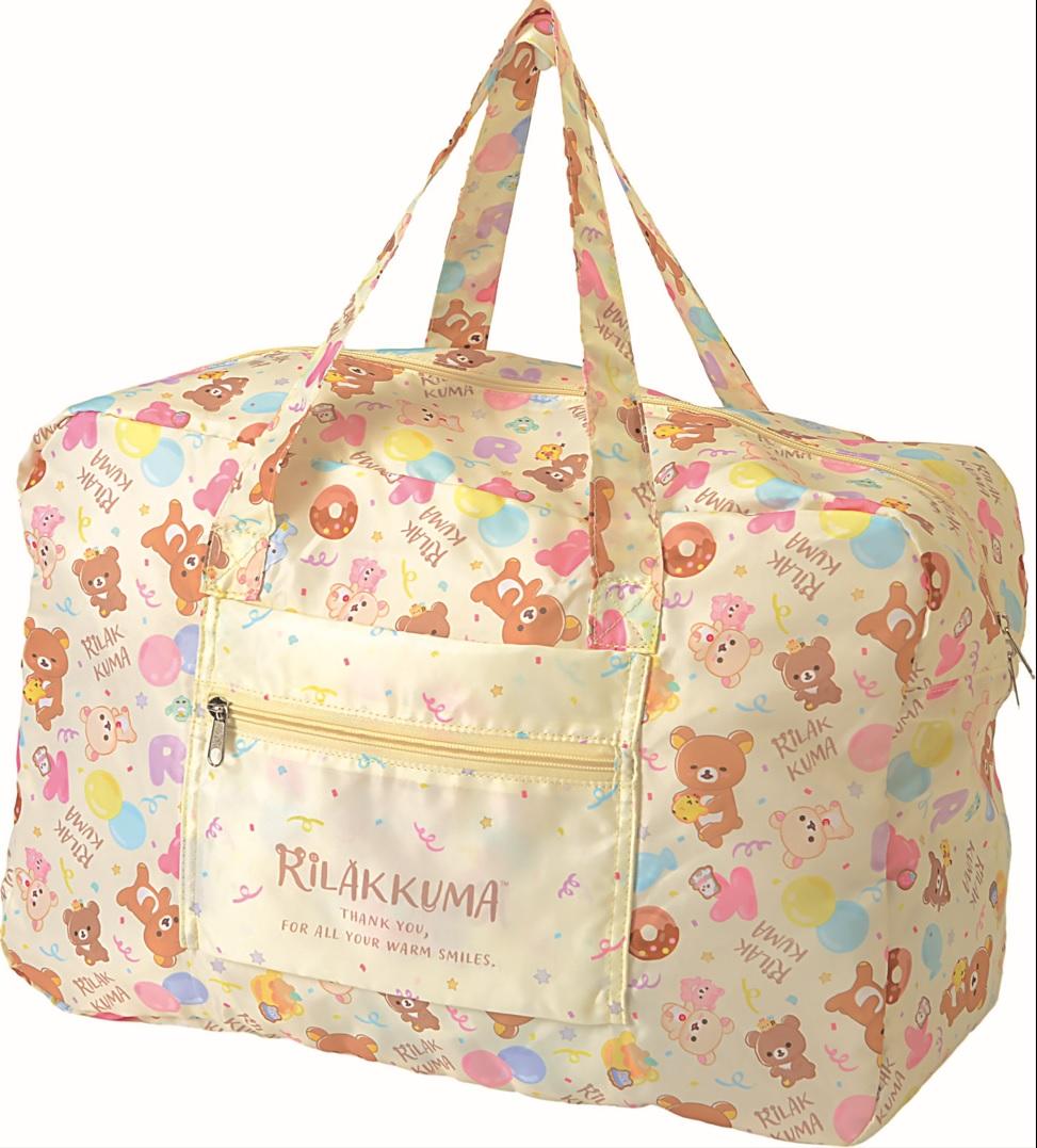 可摺式旅行袋則印有糖果色調的輕鬆小熊圖案拼花,精緻漂亮,加上兩邊前側袋的設計,慳位靈活又實用。