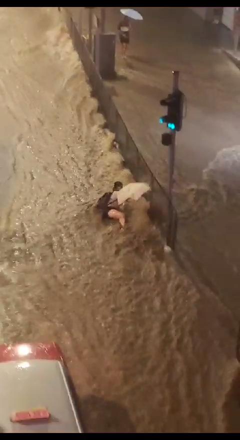 黑雨|有女途人被洪水沖走。(網上圖片)