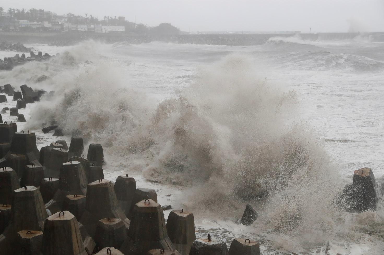 台東翻起巨浪。(路透社)