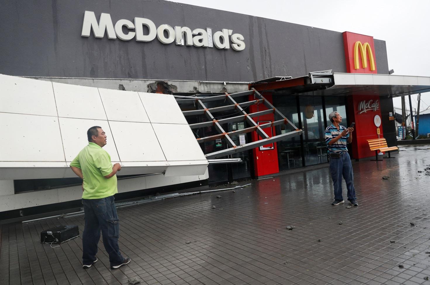 墾丁麥當勞簷篷塌下。(路透社)