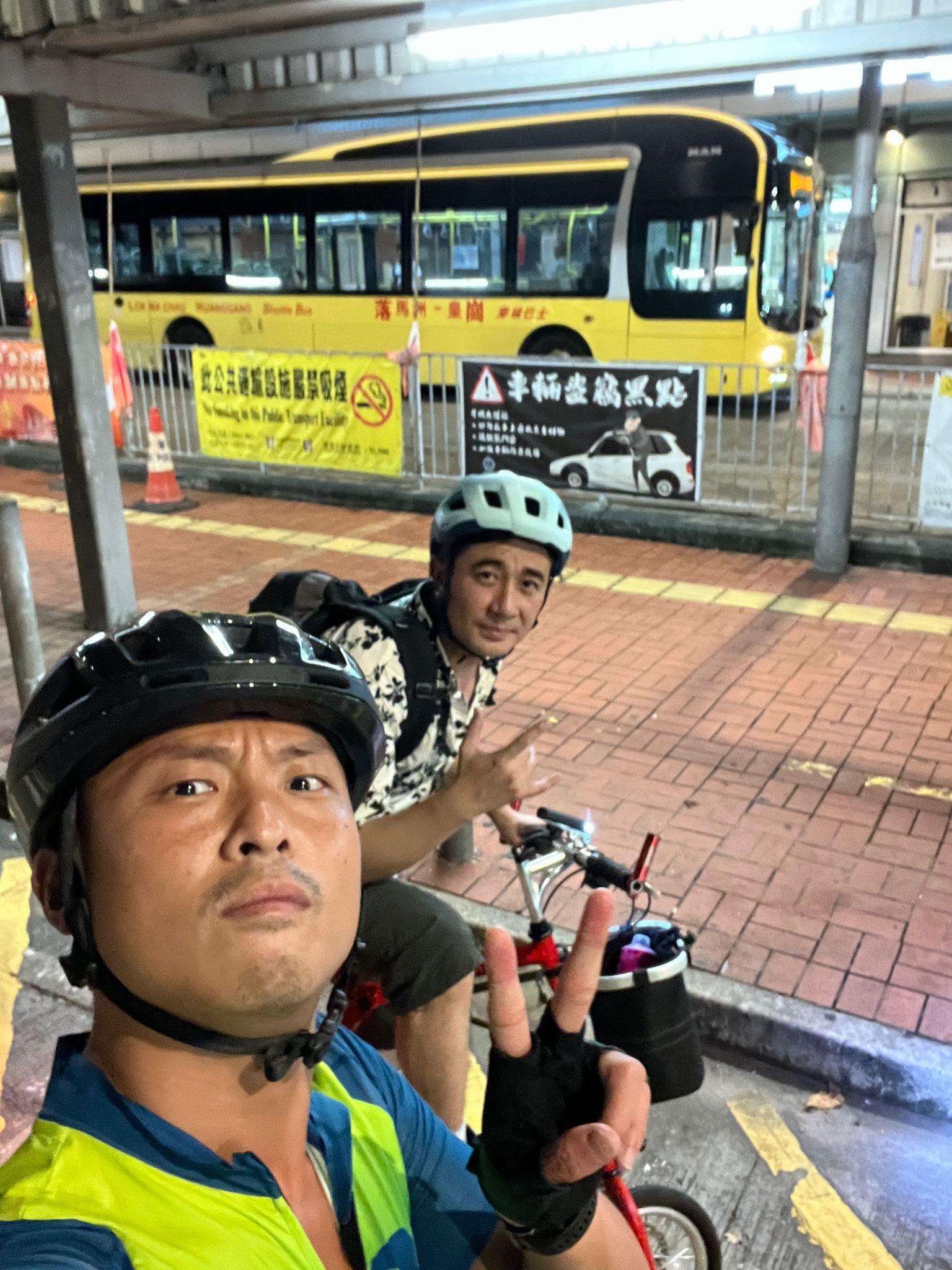 奶仔同文叔不時上街busking。