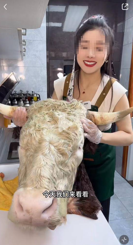 因為她所烹煮的食材比較冷門,而且一般都會以極其新鮮、狀似生勾勾的姿態開始出鏡,例如牛頭新鮮到似剛殺害。(圖片來源:小紅書)