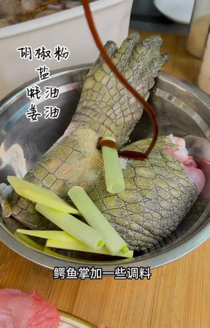 這位女網紅在烹煮時,會將整個過程拍攝下來。(圖片來源:小紅書)