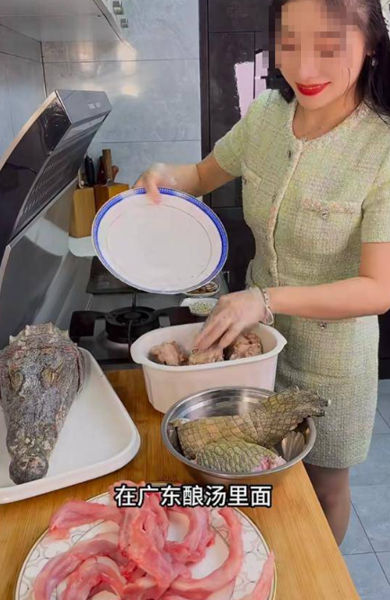 由洗到劏都一直面帶燦爛笑容地手起刀落,因而令一眾網民直指她的影片令人心寒。(圖片來源:小紅書)