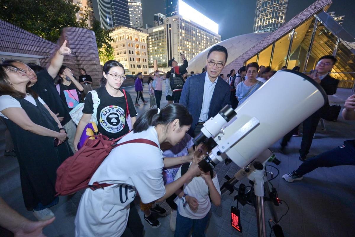 楊潤雄(左四)喺夜晚參觀延長開放時間嘅香港太空館。(楊潤雄FB)