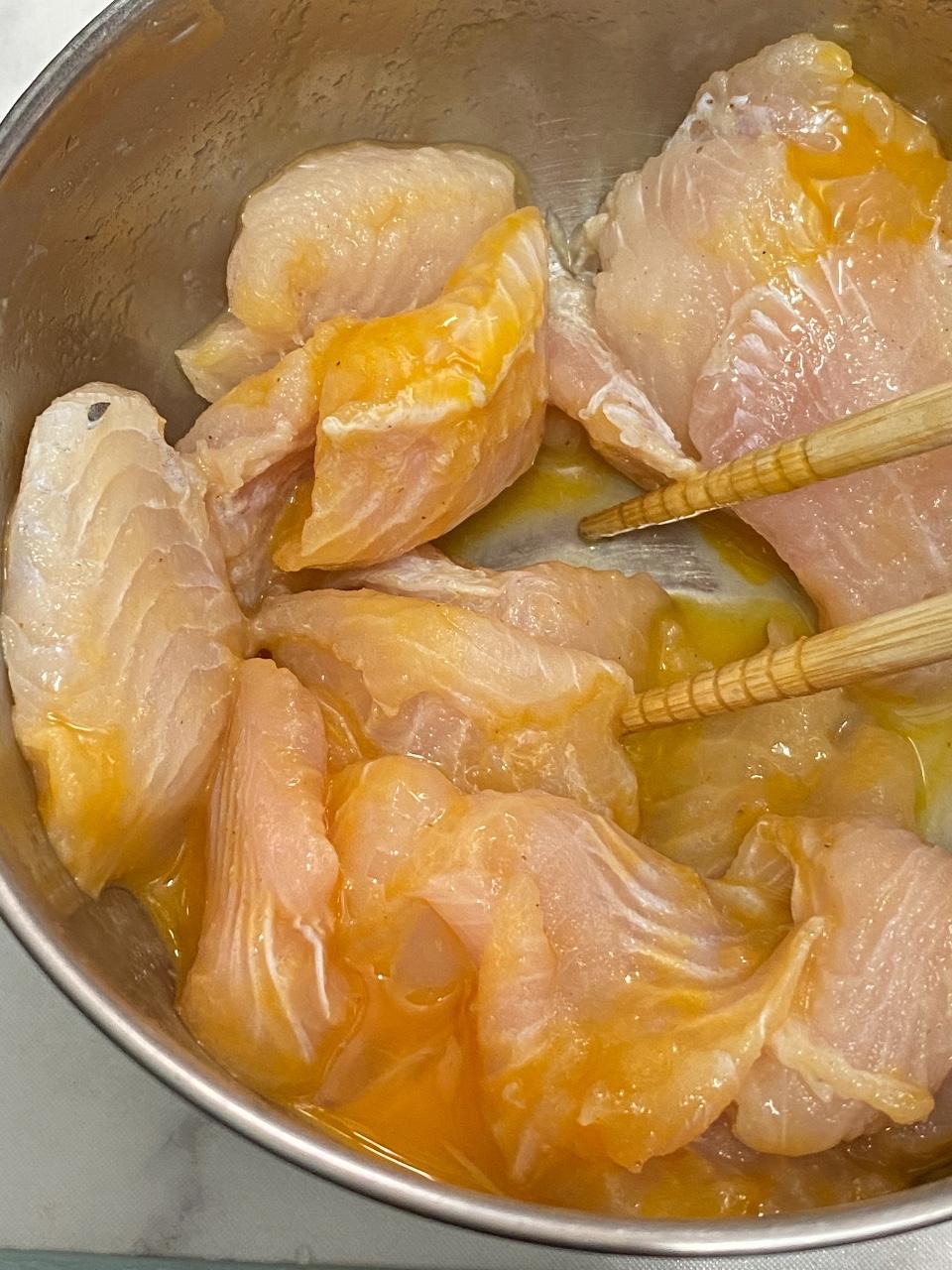 粟米斑塊食譜│步驟1. 魚切塊,加醃料後加蛋黃拌勻,再薄薄沾上麵粉。