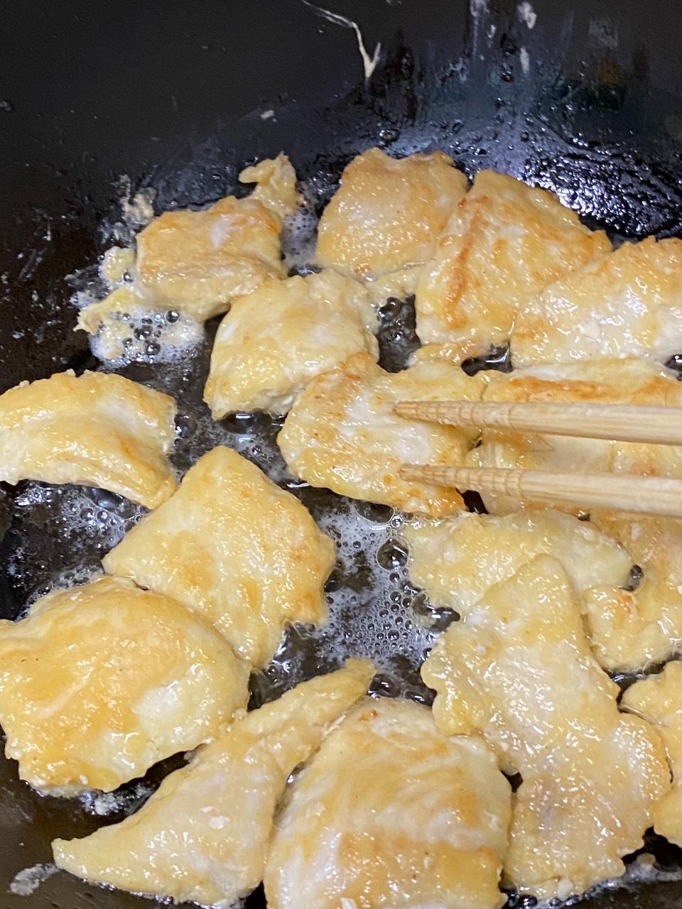 粟米斑塊食譜│步驟2.加油,放入魚塊,中火煎至表面變金黃,盛起。