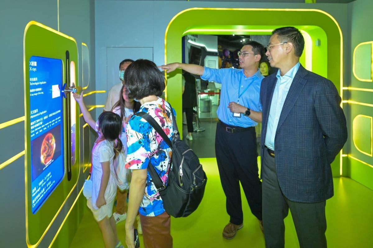 楊潤雄(右一)喺夜晚參觀延長開放時間嘅香港藝術館。(楊潤雄FB)