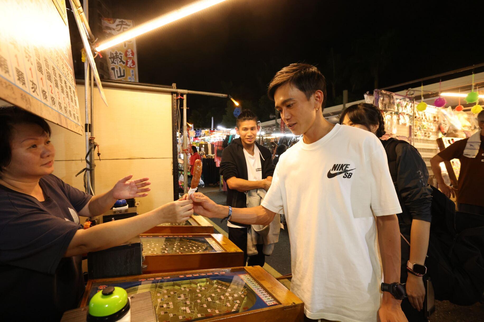 日本跑手大迫傑到訪台灣中壢夜市,享受了台灣美食蜜燒香腸(EKIDEN SPORTS 提供)