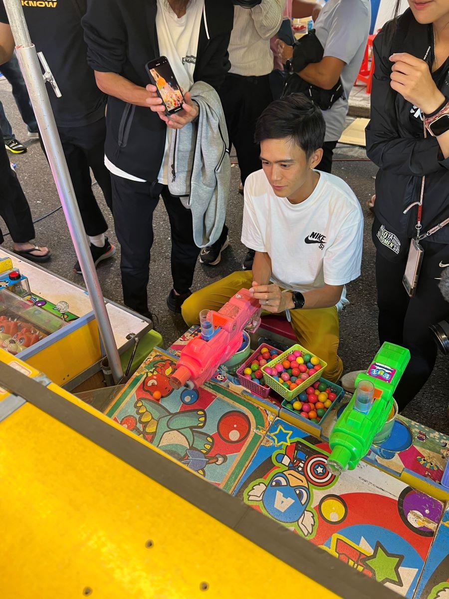 日本跑手大迫傑到訪台灣中壢夜市,玩了兩個遊戲獲得獎品(EKIDEN SPORTS 提供)